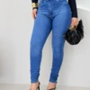 OPicoGirl - Calça Jeans Melinda Skinny Lavagem Azul Botão Dourado com Bolso Quadrado Frontal (cópia)