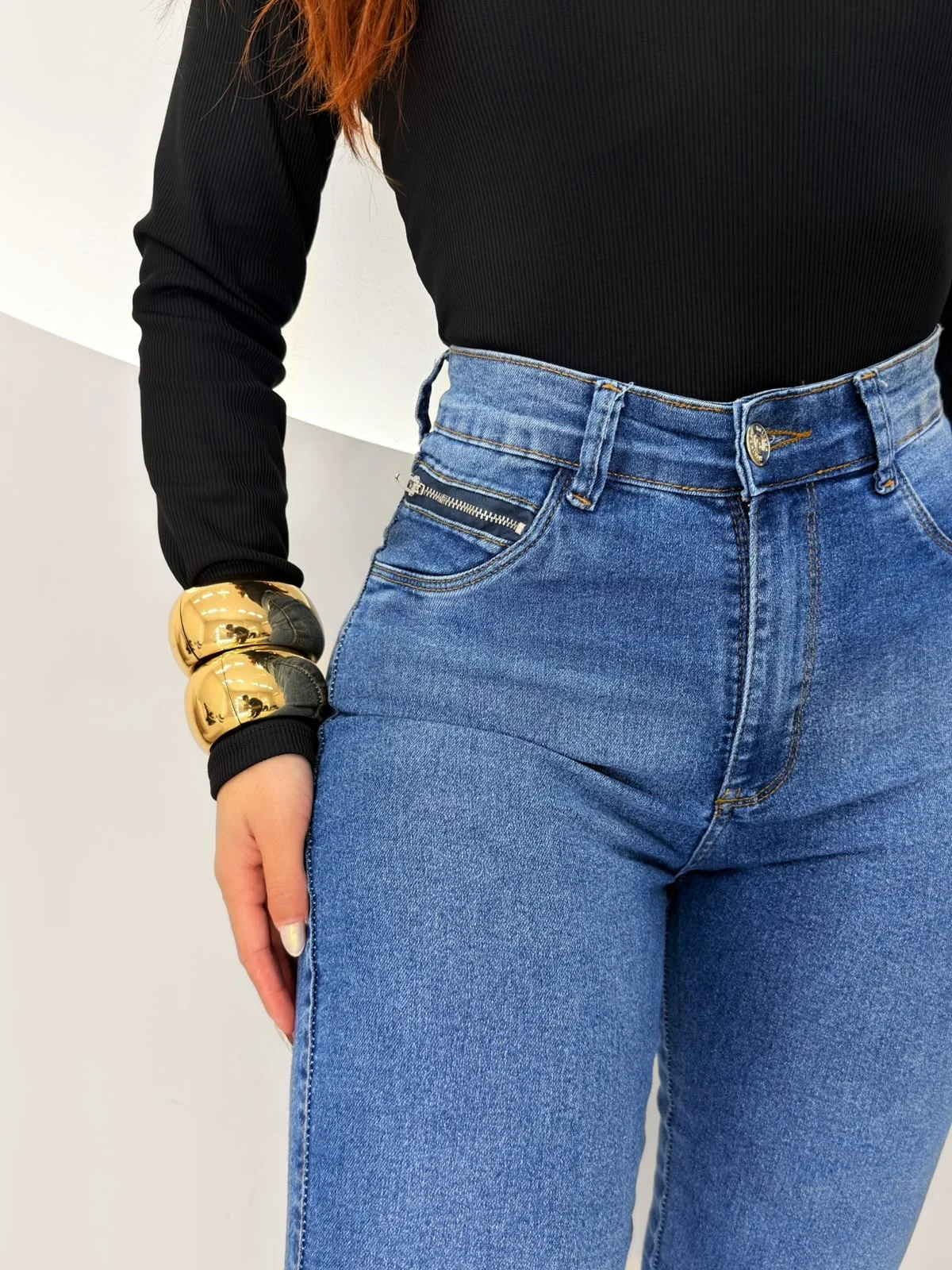 OPicoGirl – Calça Jeans Melinda Skinny Lavagem Azul Botão Dourado com Bolso Quadrado Frontal (cópia) OPicoGirl - Calça Jeans Melinda Skinny Lavagem Azul Botão Dourado com Bolso Quadrado Frontal (cópia)