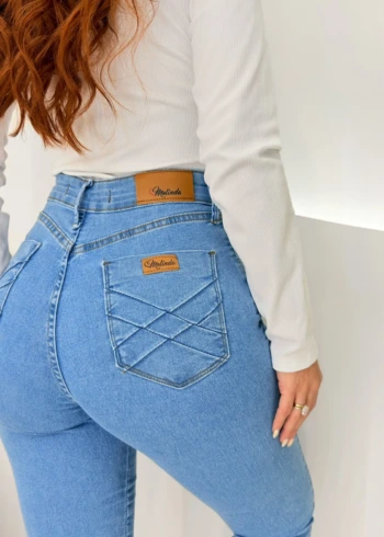 OPicoGirl – Calça Jeans Melinda Skinny Lavagem Azul Botão Prata com Zíper no Bolso Frontal (cópia) OPicoGirl - Calça Jeans Melinda Skinny Lavagem Azul Botão Prata com Zíper no Bolso Frontal (cópia)