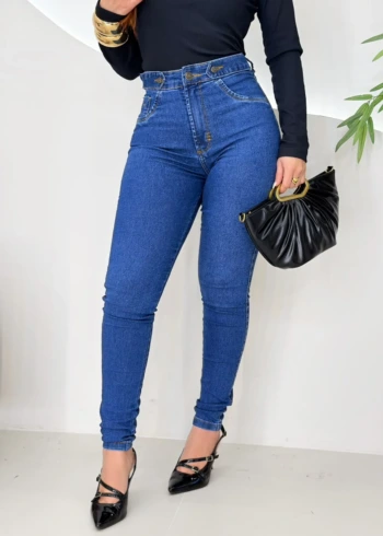 OPicoGirl – Calça Jeans Melinda Skinny Lavagem Azul com Cós Sobreposto e Botões Decorativos OPicoGirl - Calça Jeans Melinda Skinny Lavagem Azul com Cós Sobreposto e Botões Decorativos