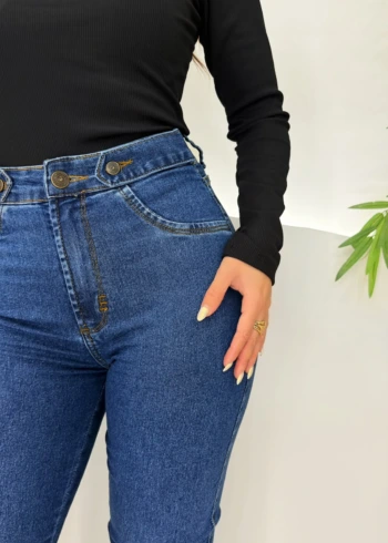 OPicoGirl – Calça Jeans Melinda Skinny Lavagem Azul com Cós Sobreposto e Botões Decorativos OPicoGirl - Calça Jeans Melinda Skinny Lavagem Azul com Cós Sobreposto e Botões Decorativos